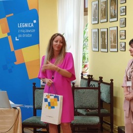 powiększ zdjęcie: Legnicka szkoła dla rodziców. Rozdano pierwsze certyfikaty