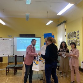 powiększ zdjęcie: Legnicka szkoła dla rodziców. Rozdano pierwsze certyfikaty