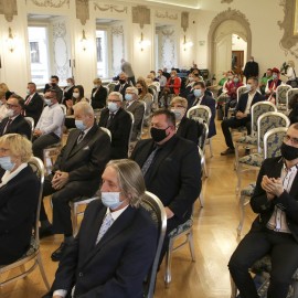 powiększ zdjęcie: Uroczysta Sesja Rady Miejskiej. Ks. Jan M. Gacek Honorowym Obywatelem