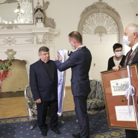 powiększ zdjęcie: Uroczysta Sesja Rady Miejskiej. Ks. Jan M. Gacek Honorowym Obywatelem