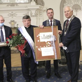 powiększ zdjęcie: Uroczysta Sesja Rady Miejskiej. Ks. Jan M. Gacek Honorowym Obywatelem