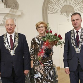 powiększ zdjęcie: Uroczysta Sesja Rady Miejskiej. Ks. Jan M. Gacek Honorowym Obywatelem
