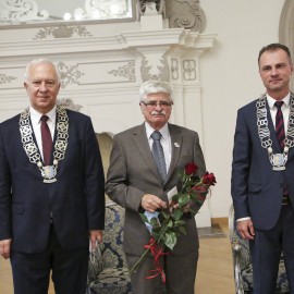 powiększ zdjęcie: Uroczysta Sesja Rady Miejskiej. Ks. Jan M. Gacek Honorowym Obywatelem