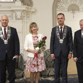 powiększ zdjęcie: Uroczysta Sesja Rady Miejskiej. Ks. Jan M. Gacek Honorowym Obywatelem