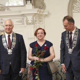 powiększ zdjęcie: Uroczysta Sesja Rady Miejskiej. Ks. Jan M. Gacek Honorowym Obywatelem