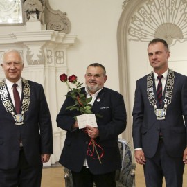 powiększ zdjęcie: Uroczysta Sesja Rady Miejskiej. Ks. Jan M. Gacek Honorowym Obywatelem