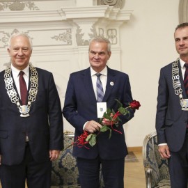 powiększ zdjęcie: Uroczysta Sesja Rady Miejskiej. Ks. Jan M. Gacek Honorowym Obywatelem