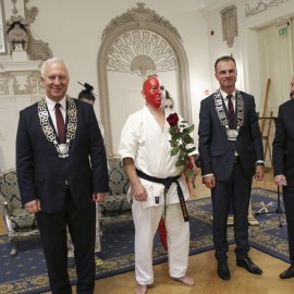 powiększ zdjęcie: Uroczysta Sesja Rady Miejskiej. Ks. Jan M. Gacek Honorowym Obywatelem