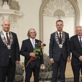 powiększ zdjęcie: Uroczysta Sesja Rady Miejskiej. Ks. Jan M. Gacek Honorowym Obywatelem