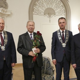 powiększ zdjęcie: Uroczysta Sesja Rady Miejskiej. Ks. Jan M. Gacek Honorowym Obywatelem