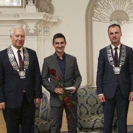 powiększ zdjęcie: Uroczysta Sesja Rady Miejskiej. Ks. Jan M. Gacek Honorowym Obywatelem