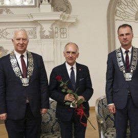 powiększ zdjęcie: Uroczysta Sesja Rady Miejskiej. Ks. Jan M. Gacek Honorowym Obywatelem