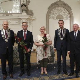 powiększ zdjęcie: Uroczysta Sesja Rady Miejskiej. Ks. Jan M. Gacek Honorowym Obywatelem