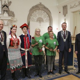 powiększ zdjęcie: Uroczysta Sesja Rady Miejskiej. Ks. Jan M. Gacek Honorowym Obywatelem
