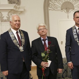 powiększ zdjęcie: Uroczysta Sesja Rady Miejskiej. Ks. Jan M. Gacek Honorowym Obywatelem