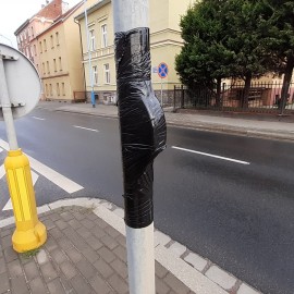 Zaklejone przyciski na przejściach dla pieszych. Nie zrywajmy foli