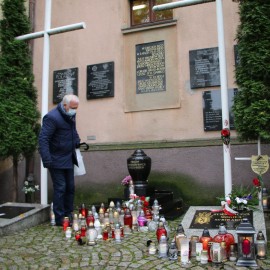 Prezydent uczcił pamięć legniczan zapalając znicze na ich grobach
