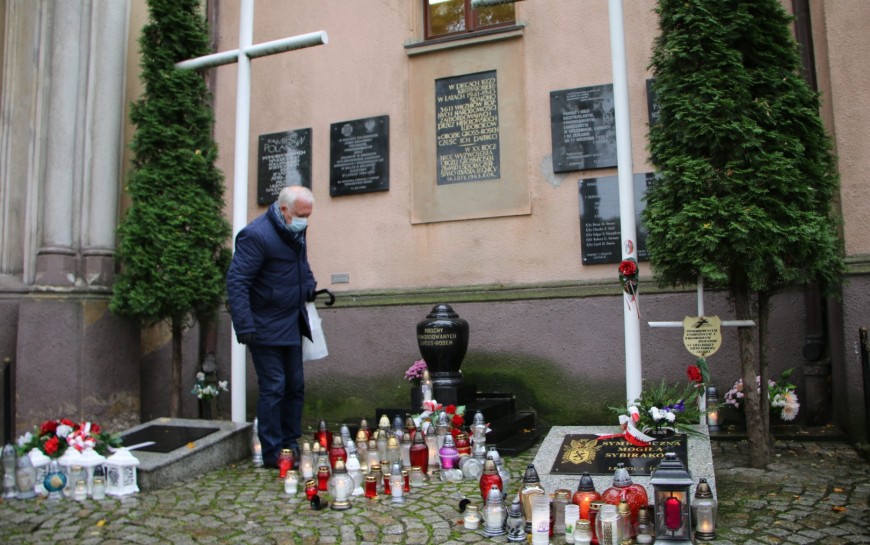 Prezydent uczcił pamięć legniczan zapalając znicze na ich grobach