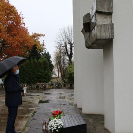 powiększ zdjęcie: Prezydent uczcił pamięć legniczan zapalając znicze na ich grobach