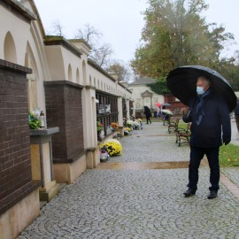 powiększ zdjęcie: Prezydent uczcił pamięć legniczan zapalając znicze na ich grobach