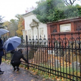 powiększ zdjęcie: Prezydent uczcił pamięć legniczan zapalając znicze na ich grobach