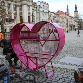 powiększ zdjęcie: Pojemniki z sercem na nakrętki są już w Legnicy. Pomóżmy potrzebującym