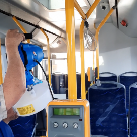 powiększ zdjęcie: Kolejne zabiegi w autobusach MPK w walce z koronawirusem. Odkażanie zimną mgłą