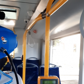 powiększ zdjęcie: Kolejne zabiegi w autobusach MPK w walce z koronawirusem. Odkażanie zimną mgłą