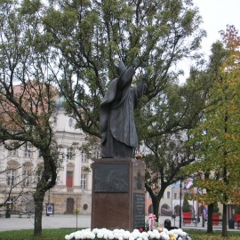 powiększ zdjęcie: Tysiąc chryzantem ozdobi nasze miasto. Już są ustawiane