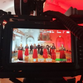 powiększ zdjęcie: W Święto Niepodległości zaśpiewaliśmy hymn wspólnie z Madrygałem