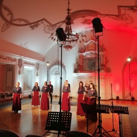 powiększ zdjęcie: W Święto Niepodległości zaśpiewaliśmy hymn wspólnie z Madrygałem
