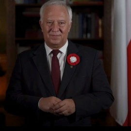 powiększ zdjęcie: W Święto Niepodległości zaśpiewaliśmy hymn wspólnie z Madrygałem