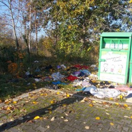 powiększ zdjęcie: Okradają kontenery na odzież i zaśmiecają miasto