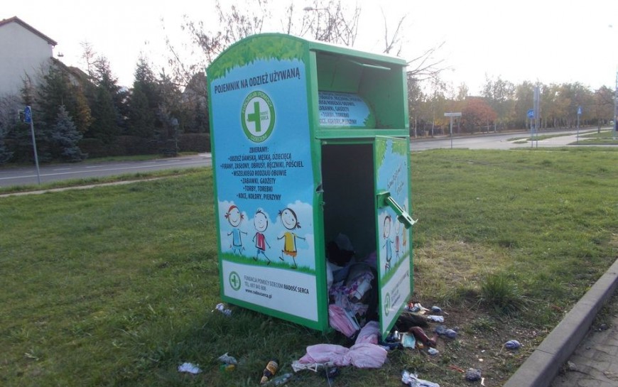 Okradają kontenery na odzież i zaśmiecają miasto