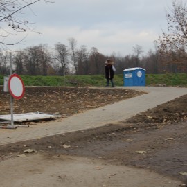 powiększ zdjęcie: Trwa modernizacja wejścia do parku Miejskiego. Zobacz co już zrobiono