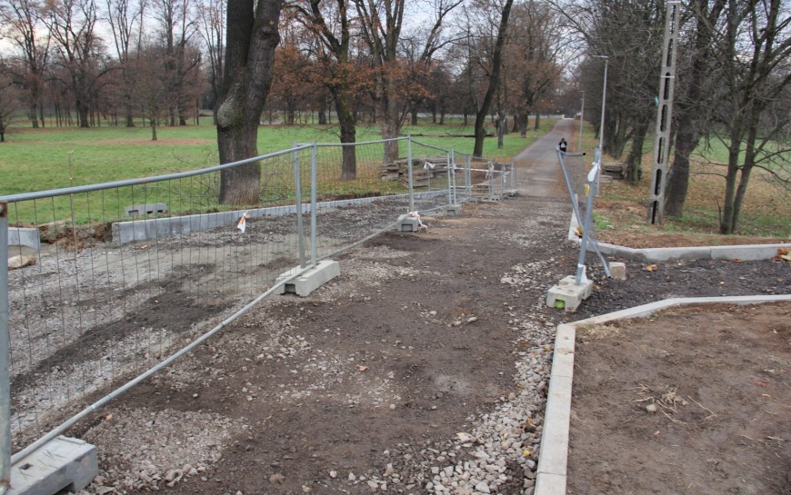 Trwa modernizacja wejścia do parku Miejskiego. Zobacz co już zrobiono