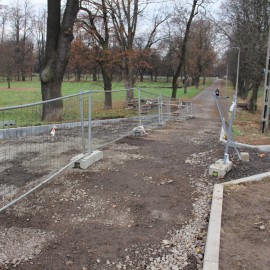 powiększ zdjęcie: Trwa modernizacja wejścia do parku Miejskiego. Zobacz co już zrobiono