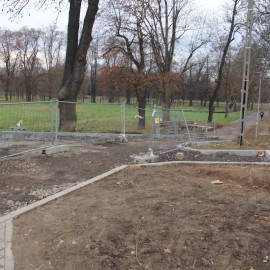 powiększ zdjęcie: Trwa modernizacja wejścia do parku Miejskiego. Zobacz co już zrobiono