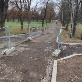 powiększ zdjęcie: Trwa modernizacja wejścia do parku Miejskiego. Zobacz co już zrobiono