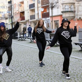 powiększ zdjęcie: Legnica zatańczyła dla wolontariuszy. Oglądaliśmy to w sieci!