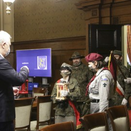 powiększ zdjęcie: Betlejemskie Światełko Pokoju zajaśniało w ratuszu