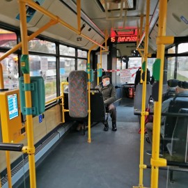 powiększ zdjęcie: W autobusach komunikacji miejskiej kupimy bilet w automacie