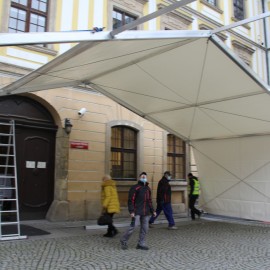 Na załatwienie sprawy poczekamy w namiocie. Będzie wygodniej