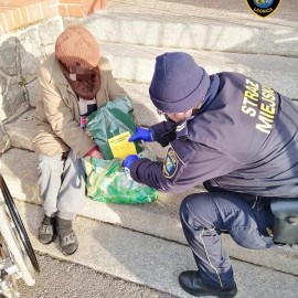 Akcja Zima. Pakiety żywnościowe dla bezdomnych od strażników miejskich