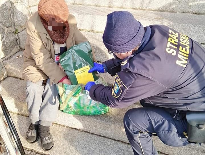 Akcja Zima. Pakiety żywnościowe dla bezdomnych od strażników miejskich