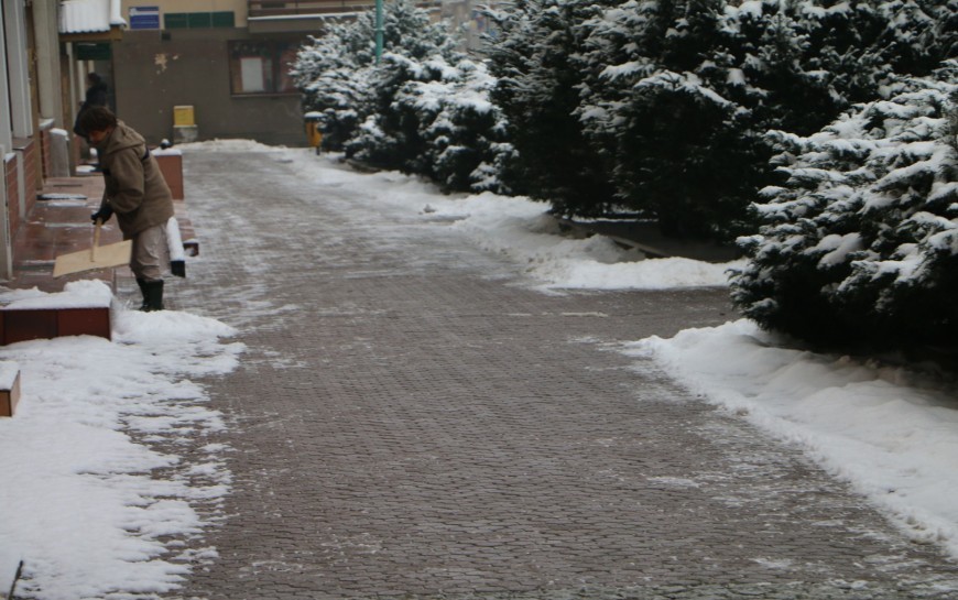 Przypominamy o obowiązku odśnieżania chodników i dachów