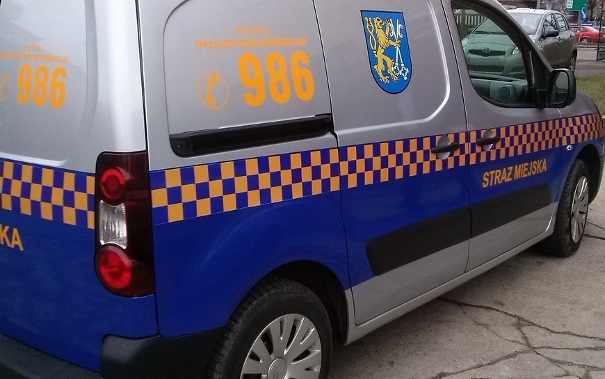 Akcja Zima. Strażnicy miejscy pomagają osobom bezdomnym