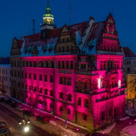 powiększ zdjęcie: W walentynki robiliśmy sobie romantyczne zdjęcia z Ratuszem w tle
