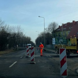 Drogowcy przez cały czas usuwają ubytki w jezdniach. Wyjechały też zamiatarki
