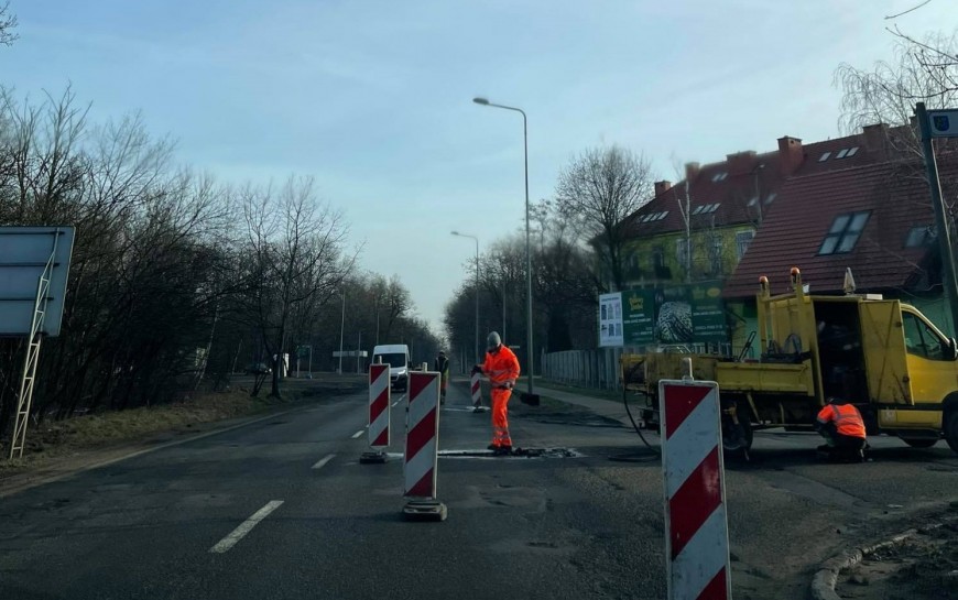 Drogowcy przez cały czas usuwają ubytki w jezdniach. Wyjechały też zamiatarki